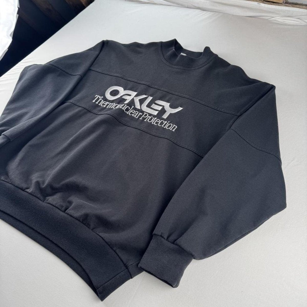 1990s Made in USA Oakley Embroidered Sweatshirt L - Threads Uncovered