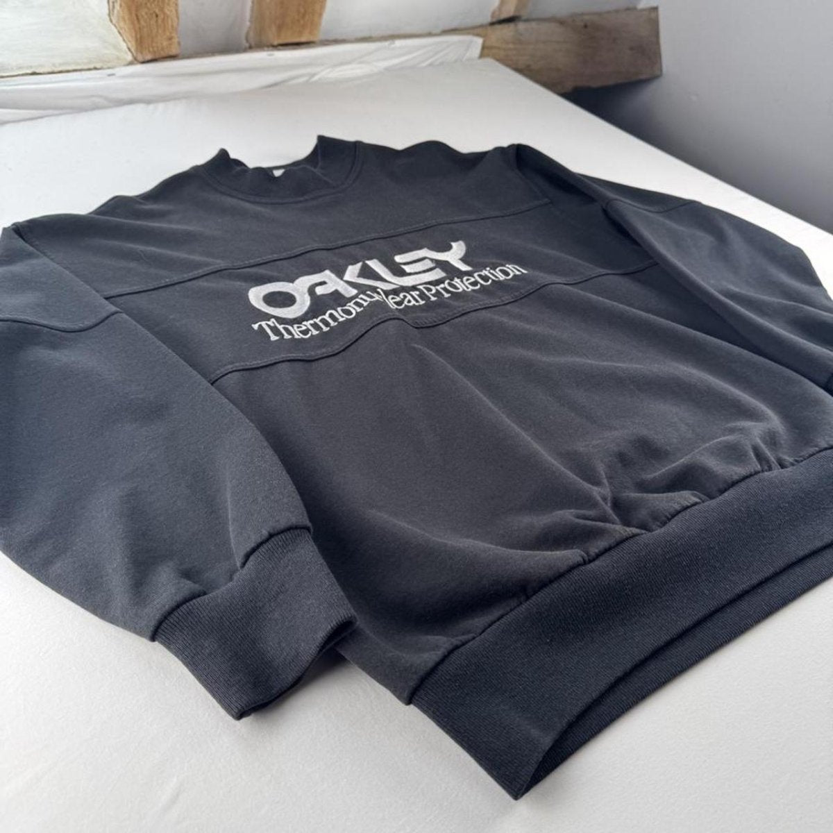 1990s Made in USA Oakley Embroidered Sweatshirt L - Threads Uncovered