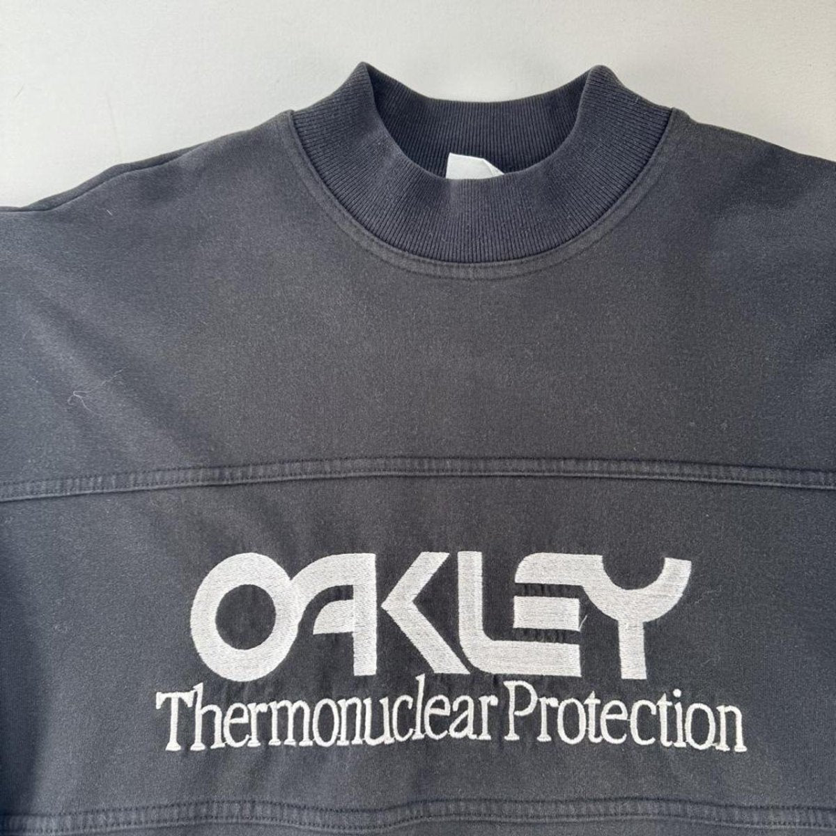 1990s Made in USA Oakley Embroidered Sweatshirt L - Threads Uncovered