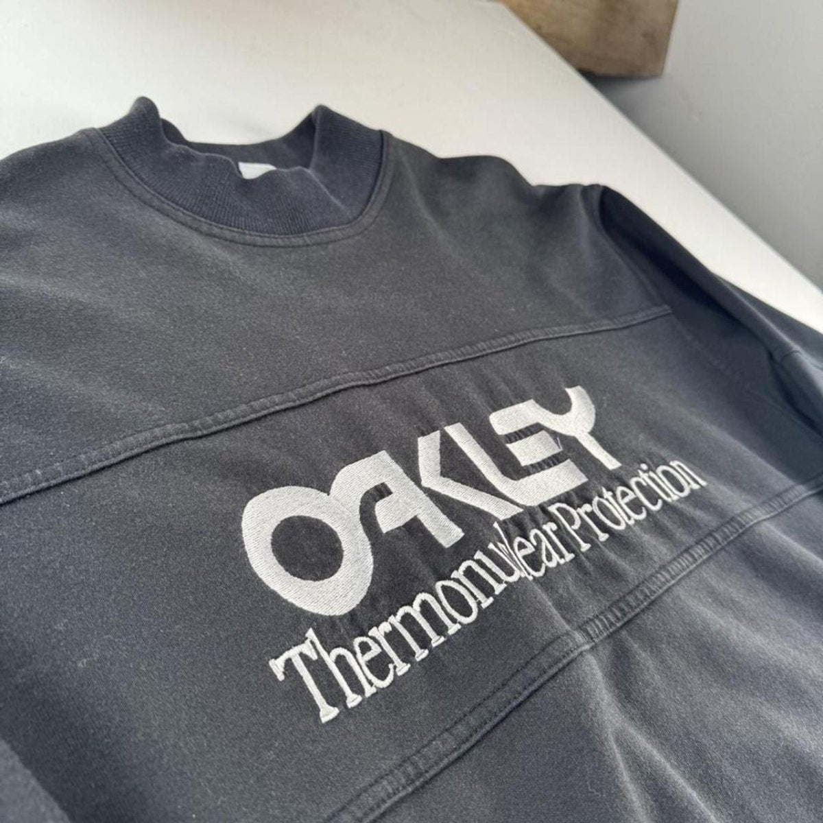 1990s Made in USA Oakley Embroidered Sweatshirt L - Threads Uncovered