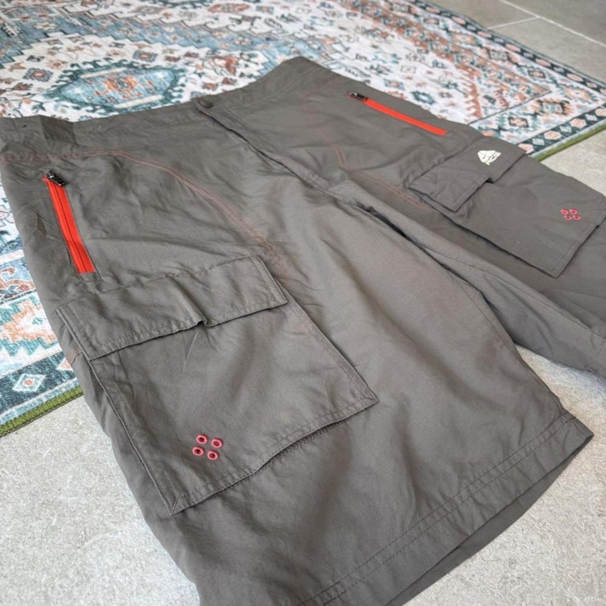 2000s Nike ACG Dark Grey Cargo Short 34W - Threads Uncovered
