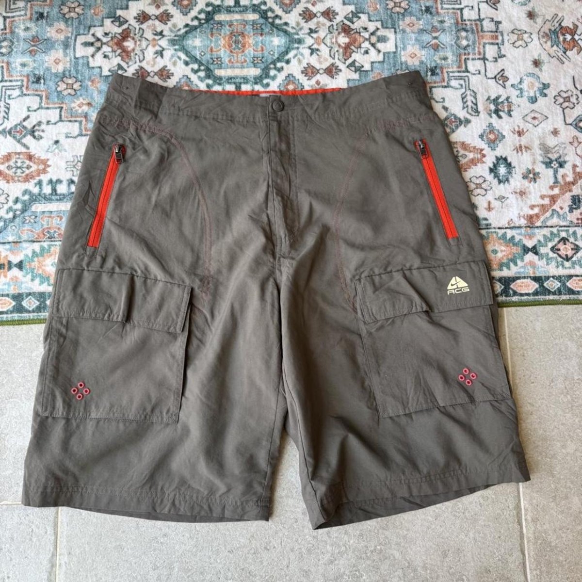 2000s Nike ACG Dark Grey Cargo Short 34W - Threads Uncovered