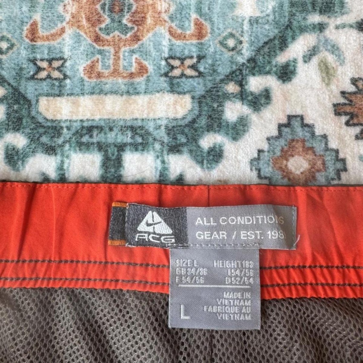 2000s Nike ACG Dark Grey Cargo Short 34W - Threads Uncovered