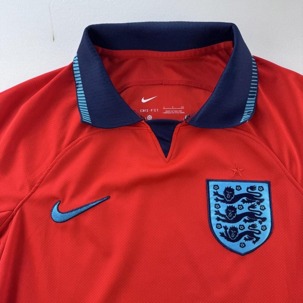 2022 England Nike Red Away Jersey S - Threads Uncovered