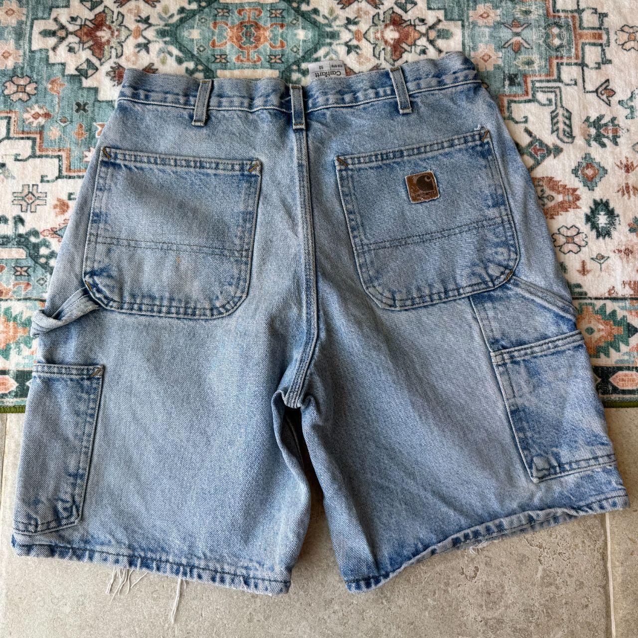 Carhartt denim baggy shorts blue with classic logo and carpenter pockets.