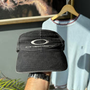 Oakley 90s cap navy blue with embroidered logo and adjustable strap.