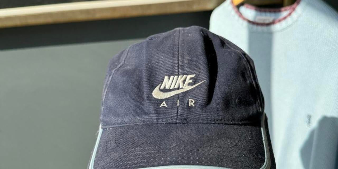 Nike cream hat featuring vintage 2000s Nike Air logo.