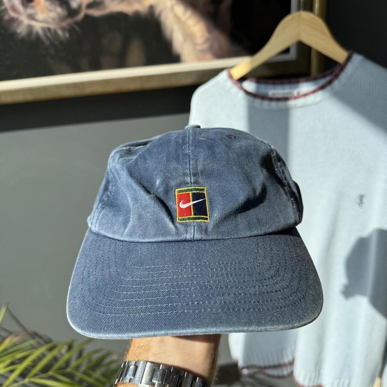 Nike cap in white with embroidered logo and 90s court design.