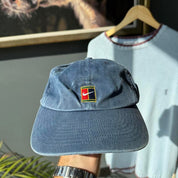 Nike cap in white with embroidered logo and 90s court design.