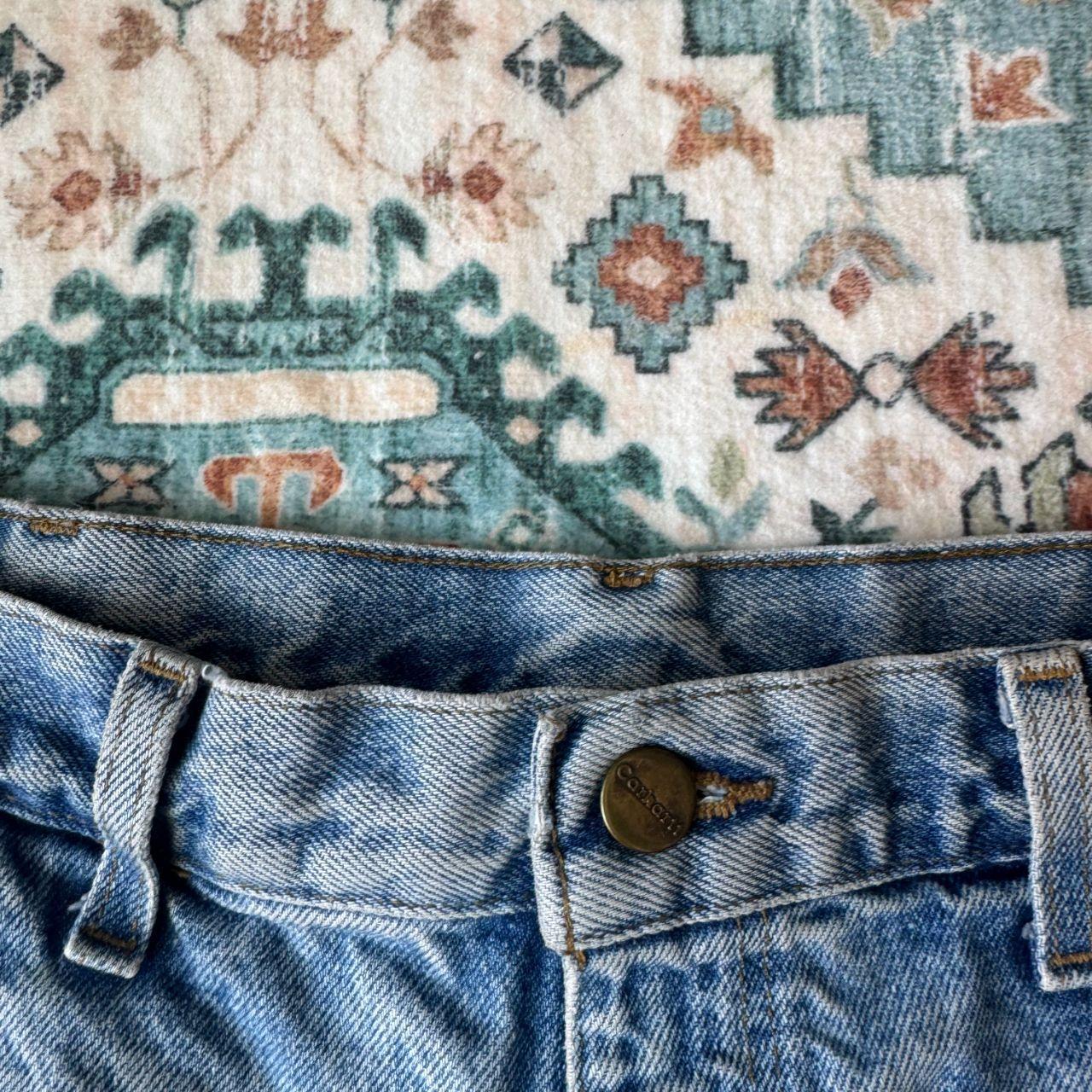 Carhartt denim baggy shorts blue with classic logo and carpenter pockets.