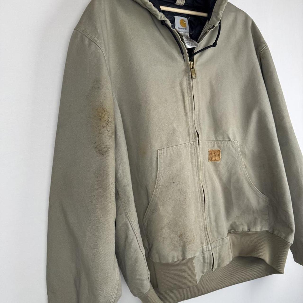 Carhartt active jacket, orange, oversized fit, visible logo, durable material.