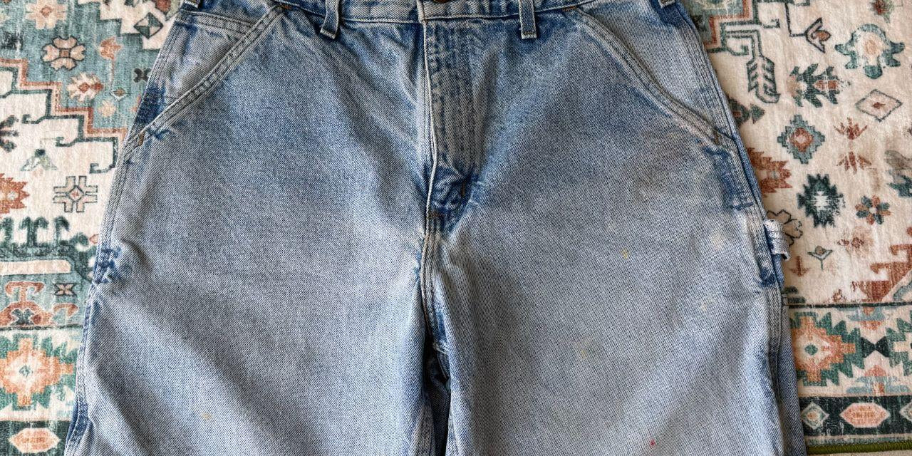 Carhartt denim baggy shorts blue with classic logo and carpenter pockets.