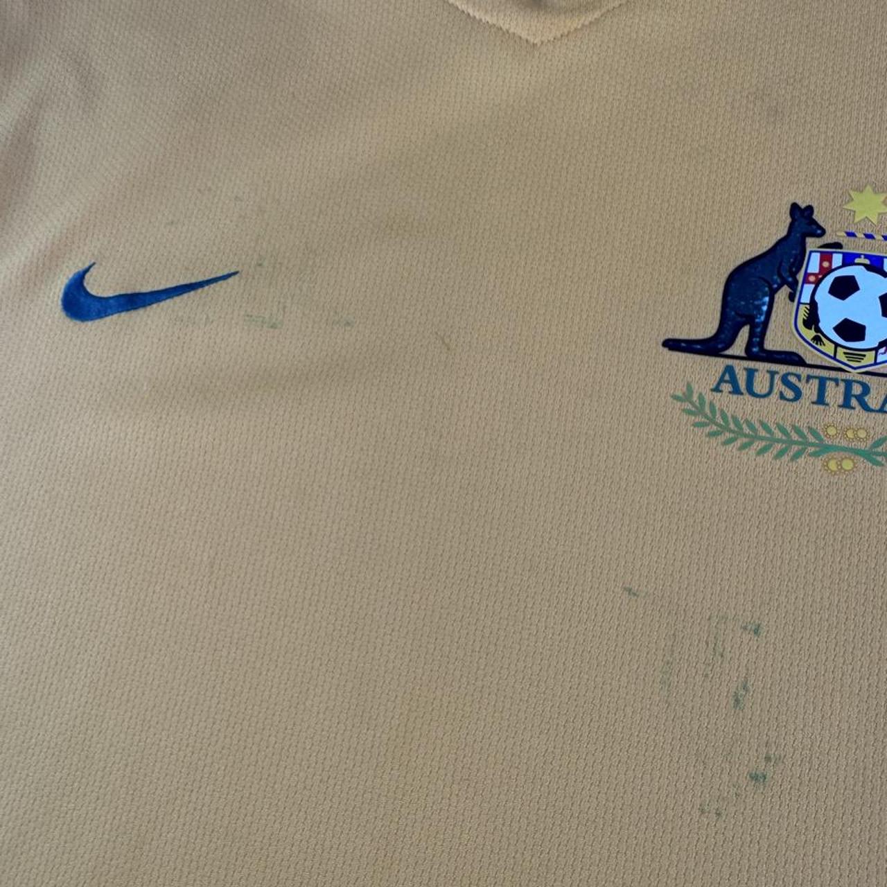 Mid 2000s Nike Australia Home Jersey L