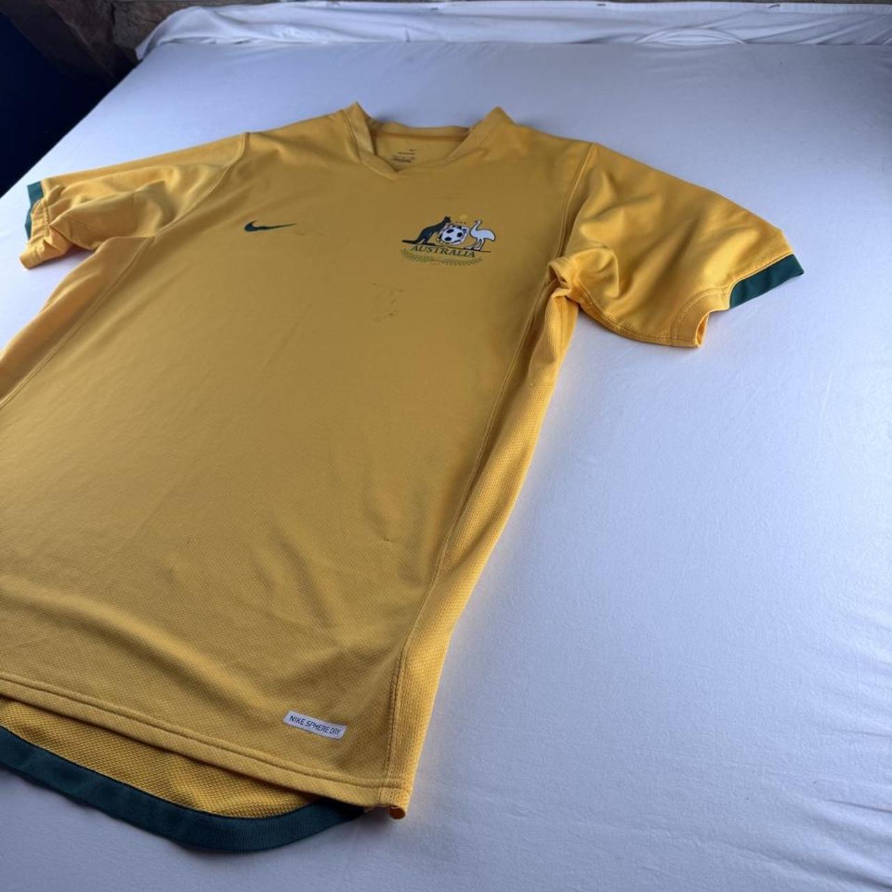 Mid 2000s Nike Australia Home Jersey L