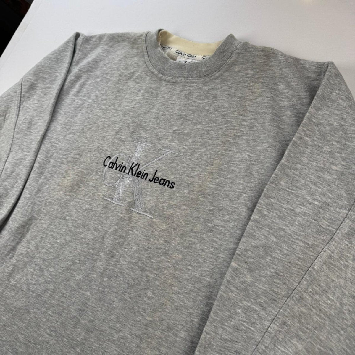 Calvin Klein Sweatshirt in Grey Size M - Threads Uncovered