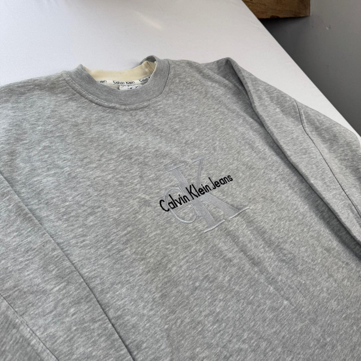 Calvin Klein Sweatshirt in Grey Size M - Threads Uncovered