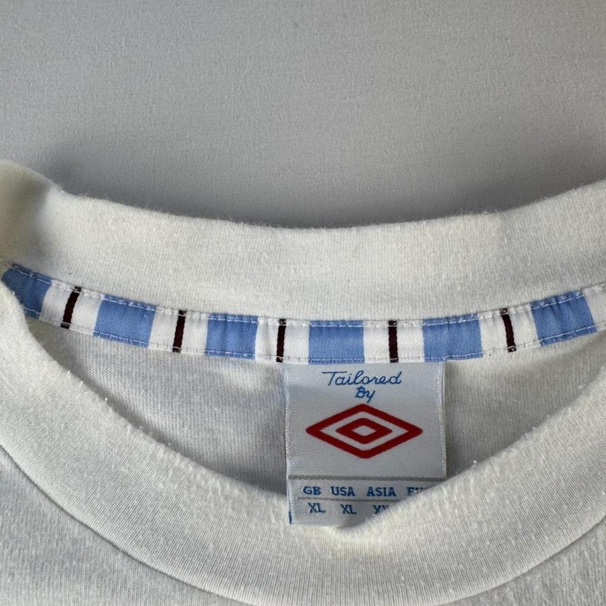 Man City Umbro Graphic T Shirt XL - Threads Uncovered
