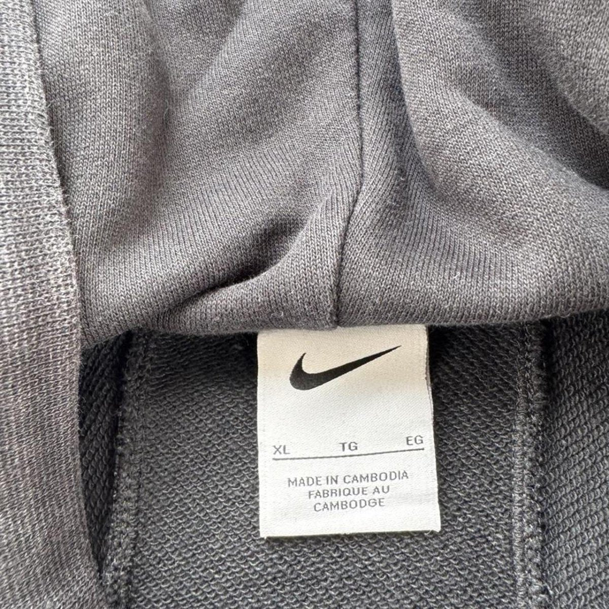 Modern Embroidered Centre Swoosh Oversized Nike Hoodie XL - Threads Uncovered