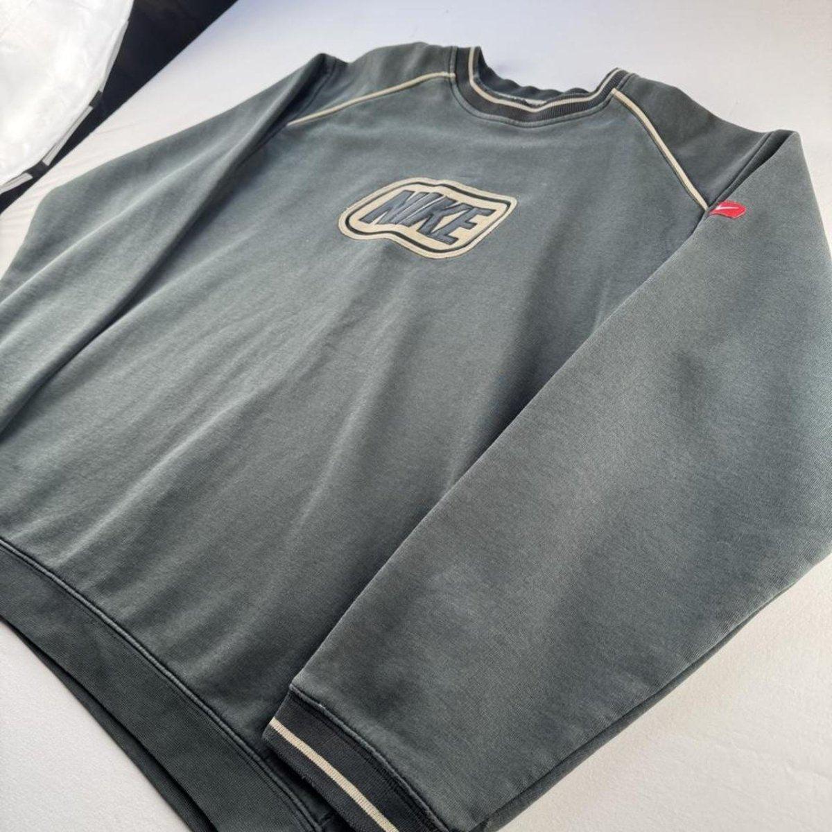 Vintage 2000s Nike Embroidered Dark Green and Cream Nike Sweatshirt L - Threads Uncovered